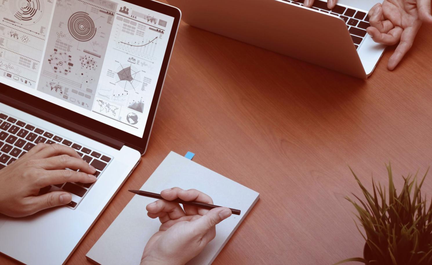 Arbeitsbereich mit modernen Lernwerkzeugen